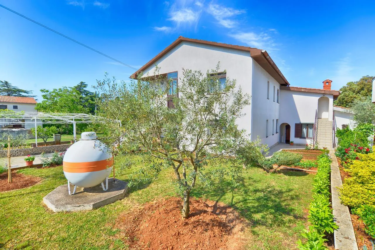 Apartment & Room Milka 1633 بولا 2*,