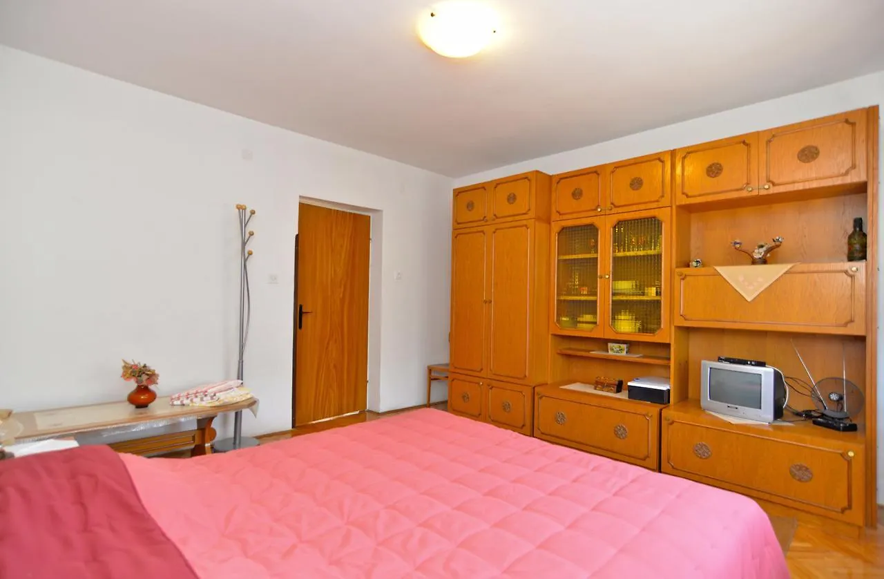 Apartment & Room Milka 1633 プーラ ゲストハウス
